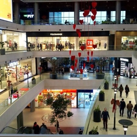در مرکز خرید برنوا بیش از 65 مرکز خرید وجود دارد